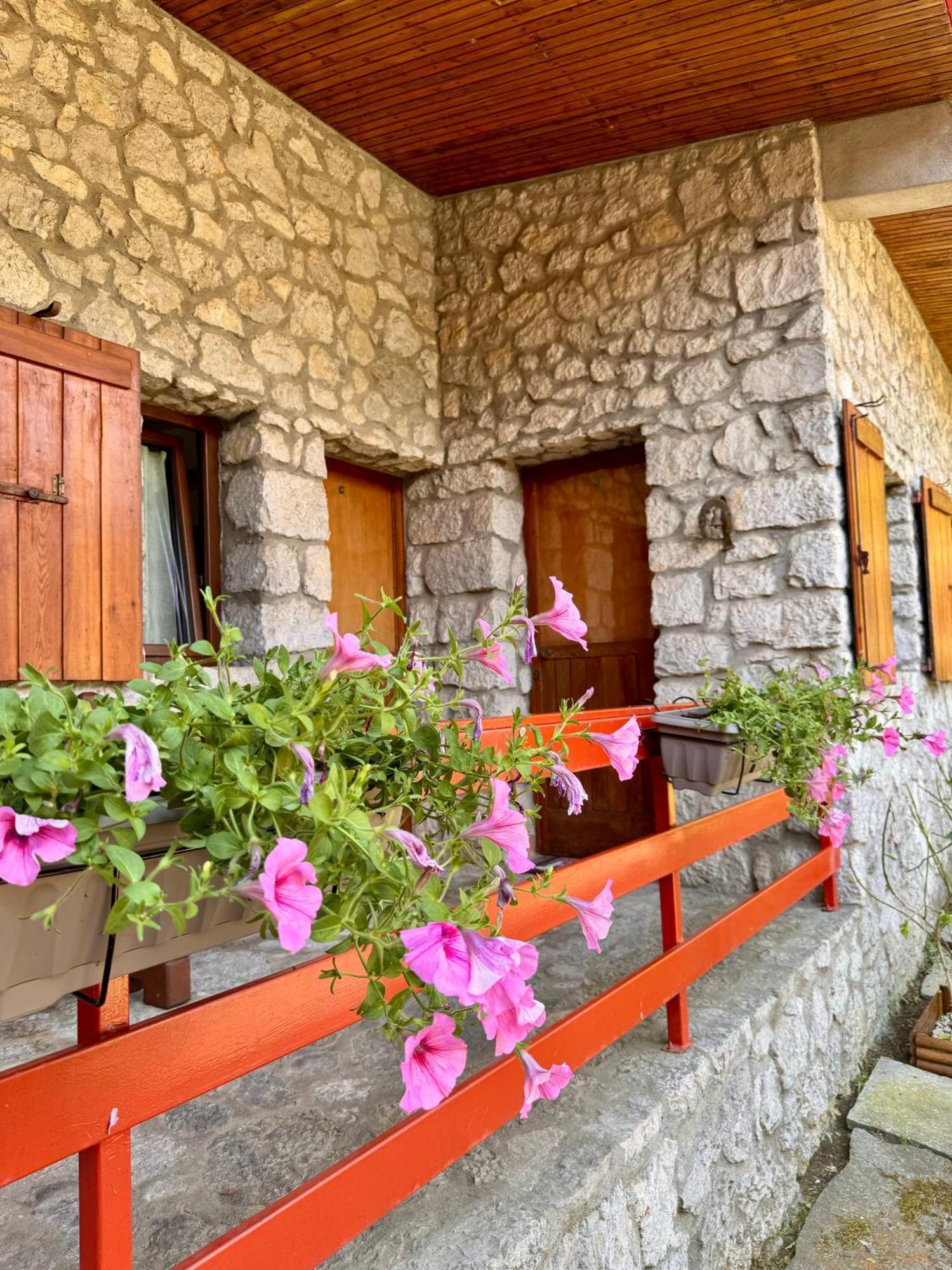Villa Drago Chalet Oltre il Colle Esterno foto